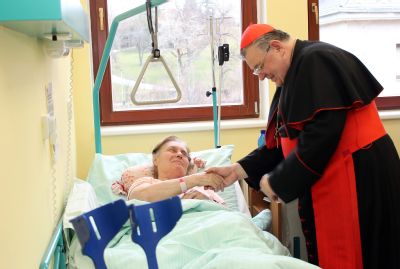 Kardinál Dominik Duka navštívil pacienty na POLIKLINICE AGEL v Praze