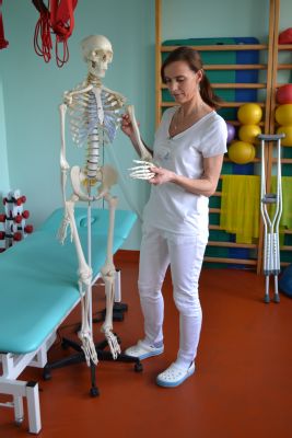 Poliklinika AGEL Praha Italská nově využívá při rehabilitacích i anatomický model lidské kostry