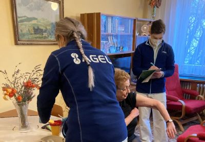 Zdravotníci Polikliniky AGEL Ostrava naočkují zdravotně znevýhodněné seniory v pohodlí jejich domova 
