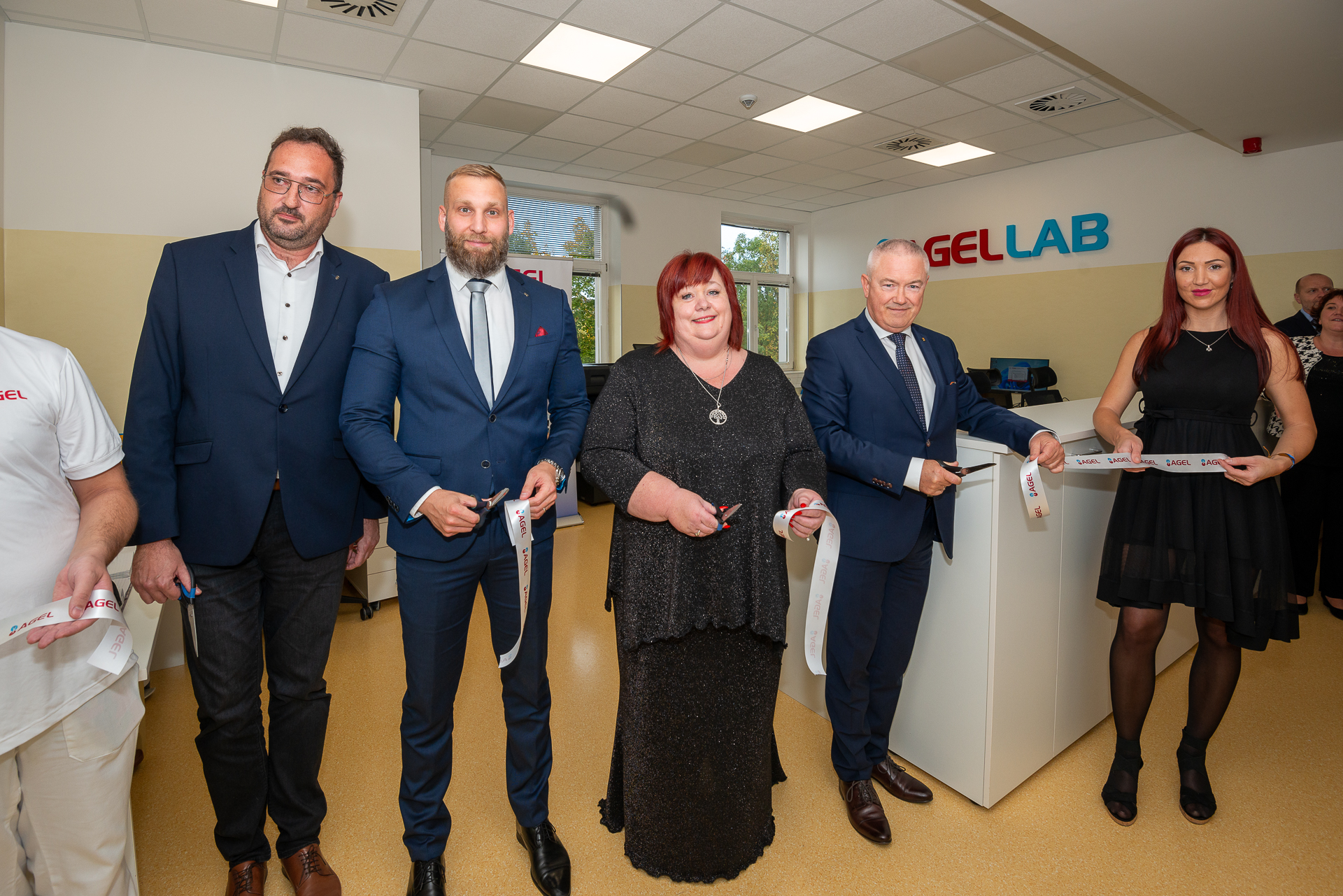 Společnost Dopravní zdravotnictví a.s., člen skupiny AGEL, slavnostně otevřela nové laboratoře AGELLAB v Office parku NAGANO.